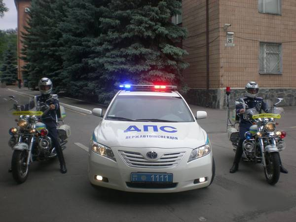 Проблесковый маячок  автомобиль мчится по экстренным делам