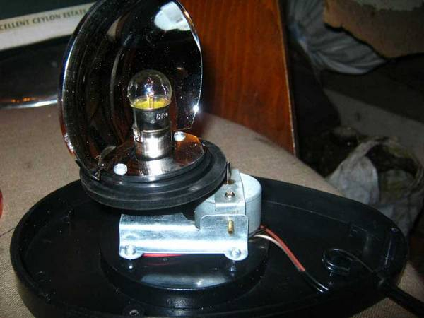 Проблесковый маячок  автомобиль мчится по экстренным делам