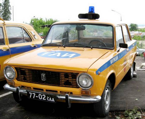 Проблесковый маячок  автомобиль мчится по экстренным делам