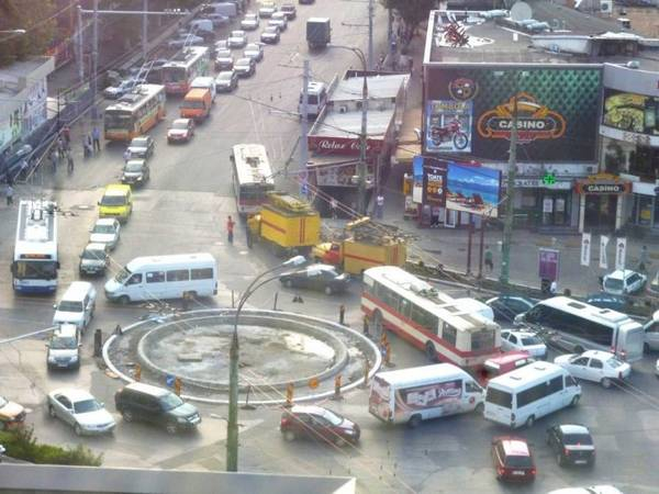 Проезд перекрестков с круговым движением смотрим на знаки Проезд перекрестков с круговым движением смотрим на знаки