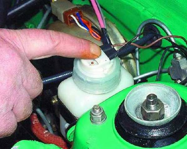 Проверка и замена тормозной жидкости своими руками