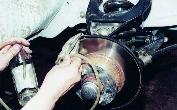 Проверка и замена тормозной жидкости своими руками