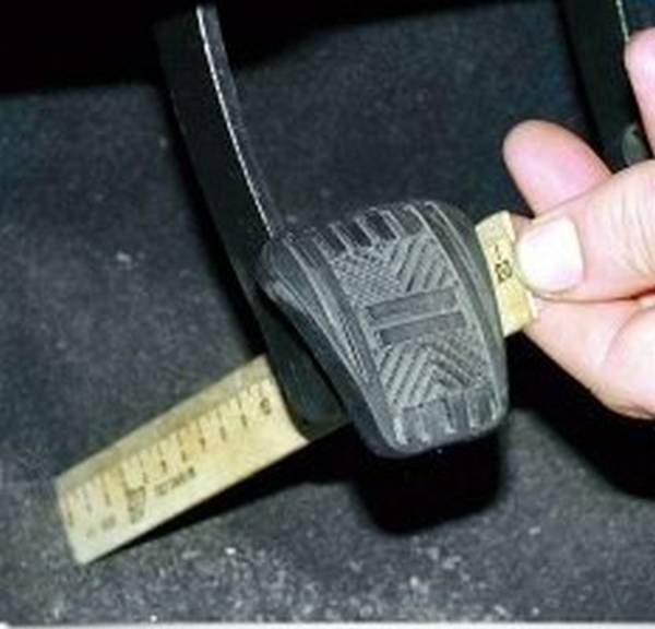 Регулировка свободного хода педали сцепления Регулировка свободного хода педали сцепления