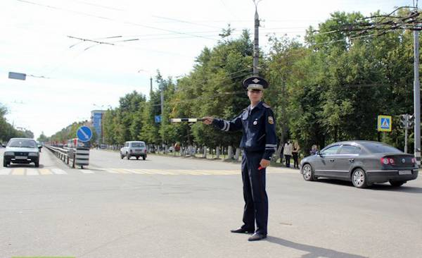 Регулировщик дорожного движения как понять его сигналы? Регулировщик дорожного движения как понять его сигналы?