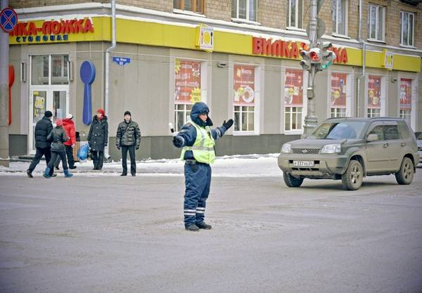 Регулировщик дорожного движения как понять его сигналы? Регулировщик дорожного движения как понять его сигналы?