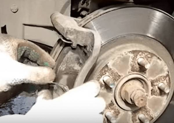 Самостоятельная замена тормозных колодок Nissan Qashqai