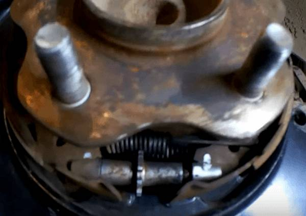 Самостоятельная замена тормозных колодок Nissan Qashqai