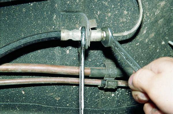 Течёт тормозная жидкость: в чём причина утечки?