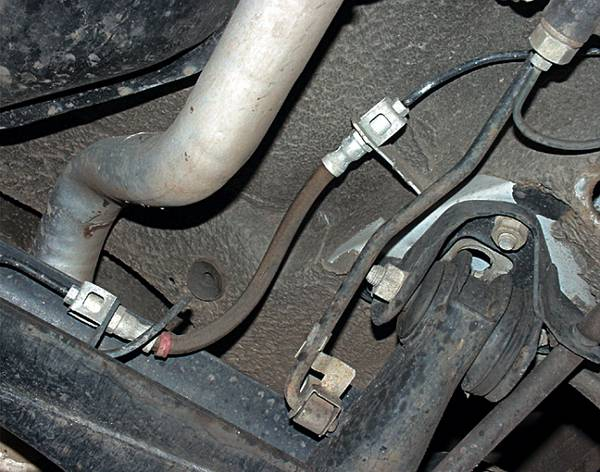 Течёт тормозная жидкость: в чём причина утечки?