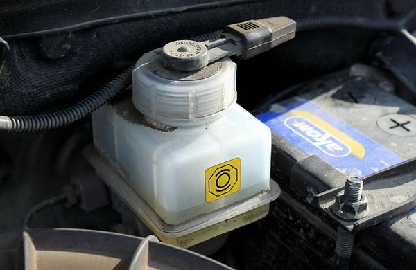 Течёт тормозная жидкость: в чём причина утечки?