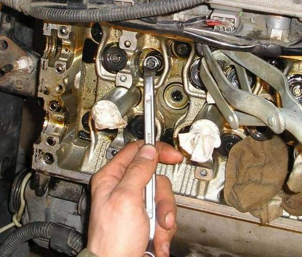 Замена маслосъёмных колпачков без снятия головки Замена маслосъёмных колпачков без снятия головки