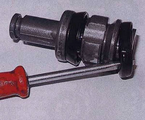 Замена (ремонт) главного цилиндра сцепления своими руками Замена (ремонт) главного цилиндра сцепления своими руками