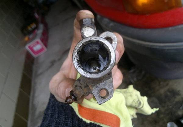 Замена (ремонт) главного цилиндра сцепления своими руками Замена (ремонт) главного цилиндра сцепления своими руками