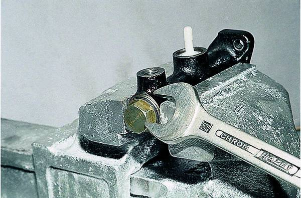 Замена (ремонт) главного цилиндра сцепления своими руками Замена (ремонт) главного цилиндра сцепления своими руками