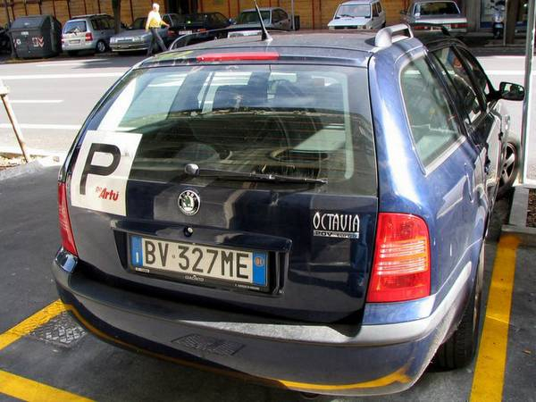 Знак «Начинающий водитель» — помеха или помощь для новичка Знак «Начинающий водитель» — помеха или помощь для новичка