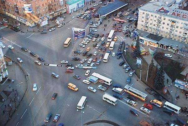 Нерегулируемый перекресток  пересекаем без аварий